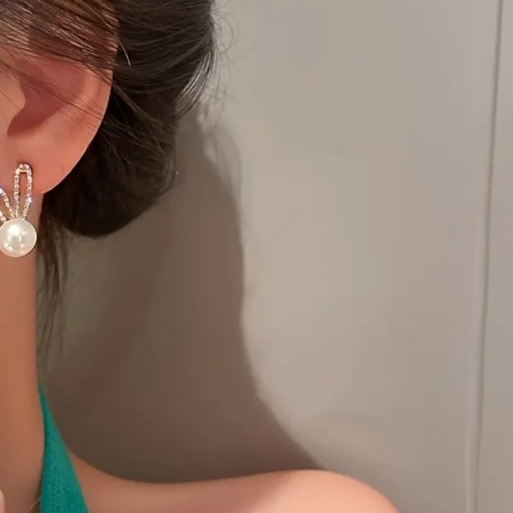 Charming Bunny Earrings with Imitation Pearls: Perfect for Everyday Wear - Picture 3 of 3
